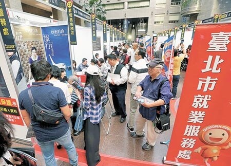 勞保投保薪資調整,預估將影響296萬名勞工。圖為台北市舉辦中高齡就業博覽會,吸引許多民眾前來參加。(本報資料照片)