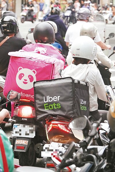 國內九家美食外送平台有五家被勞動部認定為雇傭關係，一家是承攬關係。勞動部將輔導承攬關係外送員成立職業工會。 圖／聯合報系資料照片