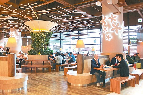 關西服務區全新風貌及寬敞明亮舒適的用餐環境,讓人耳目一新。 記者郭政芬/攝影