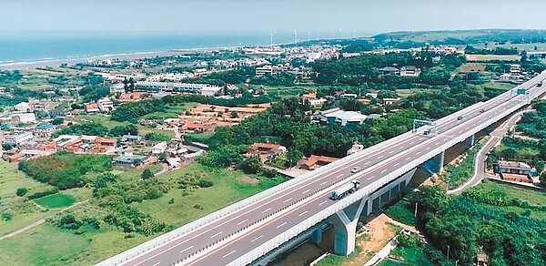 交通部公路總局與台灣人工智慧實驗室、齊柏林基金會合作,融合已故導演齊柏林的珍貴紀錄和無人機空拍360度影像,拍攝並剪輯製作成「海路漫行」影片。 圖/翻攝自海路漫行影片