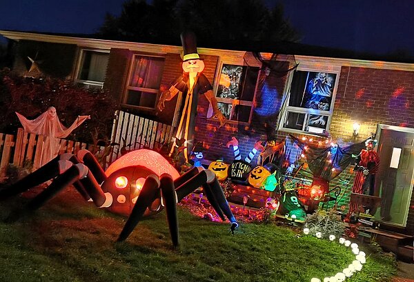 加拿大民眾住宅為了應景萬聖節,特別擺上南瓜、蜘蛛等裝飾。圖/臉書社團《Canadian Haunters Association》