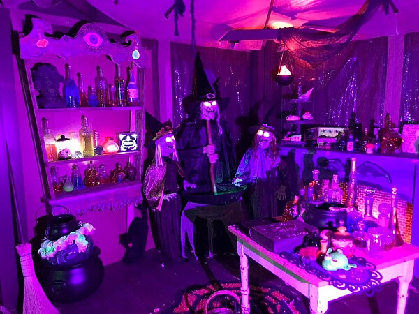 不只屋外裝飾大改造,就連住家裡頭也藏有巧思。圖/臉書社團《Canadian Haunters Association》