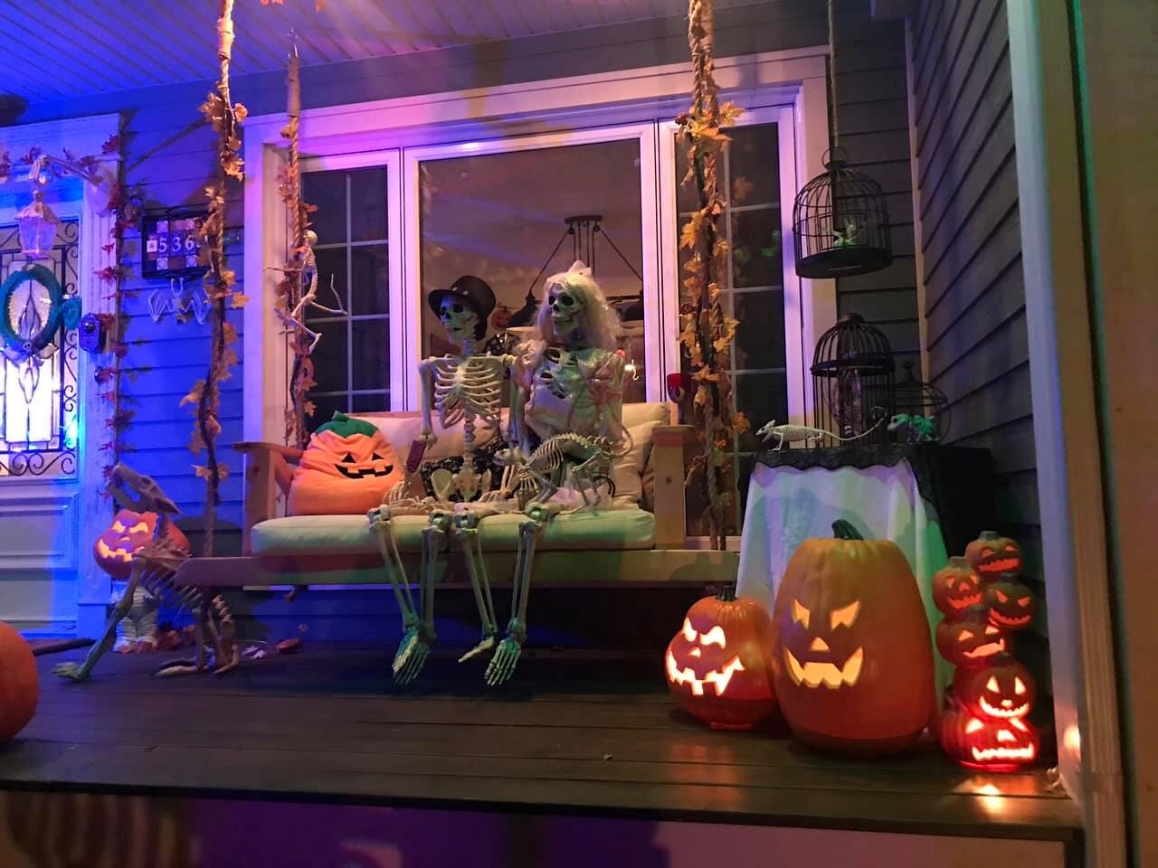 骷顱頭夫妻檔幫忙看家,這下誰也不敢私闖民宅。圖/臉書社團《Canadian Haunters Association》