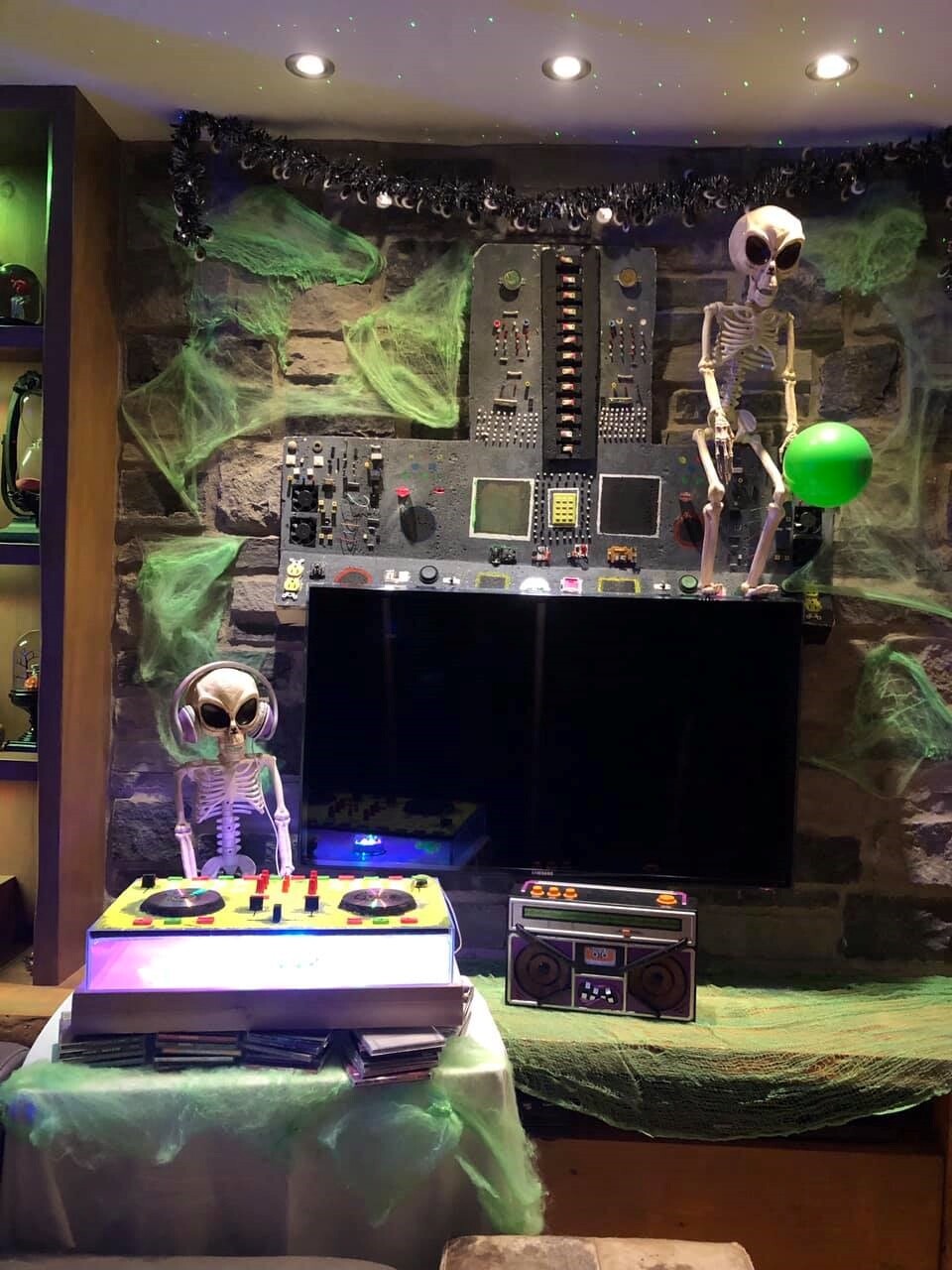 住家客廳彷彿被ET外星人入侵,甚至開啟home趴模式。圖/臉書社團《Canadian Haunters Association》