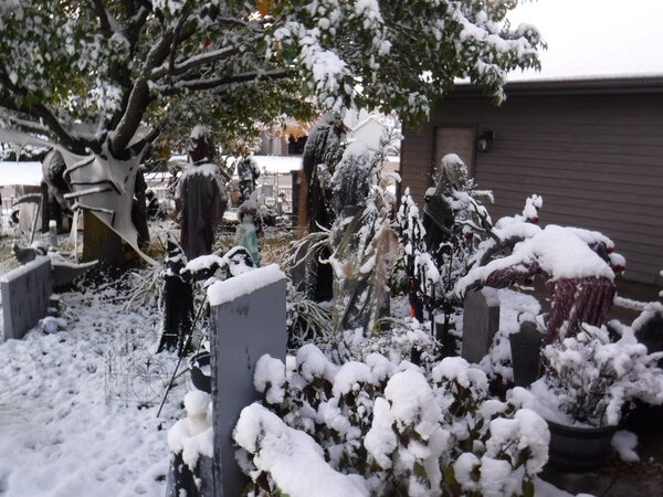住家萬聖節裝飾突遇大雪襲擊，全部毀於一旦。圖／臉書社團《Canadian Haunters Association》