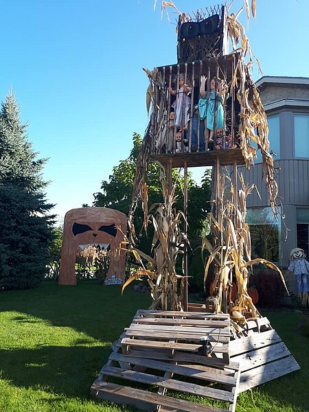 住家庭園這座仿玉米植栽,上頭還有牢籠關著小孩,做工超逼真。圖/臉書社團《Canadian Haunters Association》
