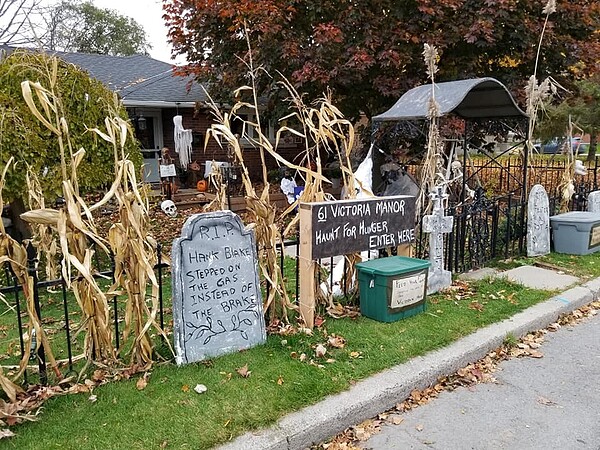 萬聖節一到國外居民通常都會細心裝飾住家,符合節慶氣氛。(非當事住家)圖/取自臉書社團《Canadian Haunters Association》