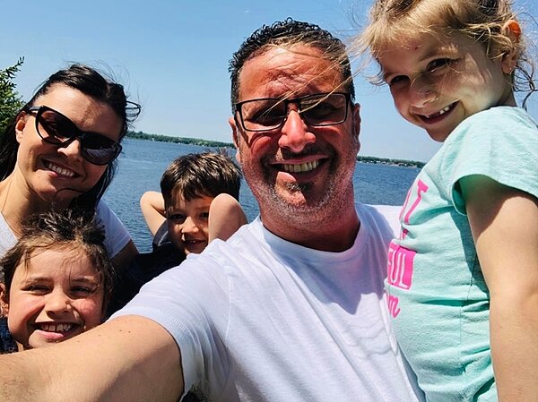 米奇蓋伯(右二)曾罹患腎衰竭,知道疾病的痛苦,所以才會想藉由自身募款幫助其他病友。圖/取自Mitch Garber臉書