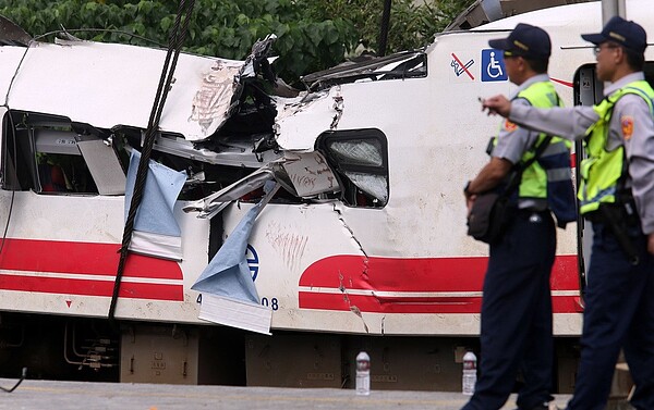 去10月21日發生普悠瑪號列車出軌翻覆事故，造成18人死亡、288人受傷，台鐵局針對事故責任損害，於今天委由中桂法律事務所正式具狀向普悠瑪號列車供應立約商住友商事株式會社及應負連帶責任之台灣住友商事股份有限公司提告求償。本報資料照片