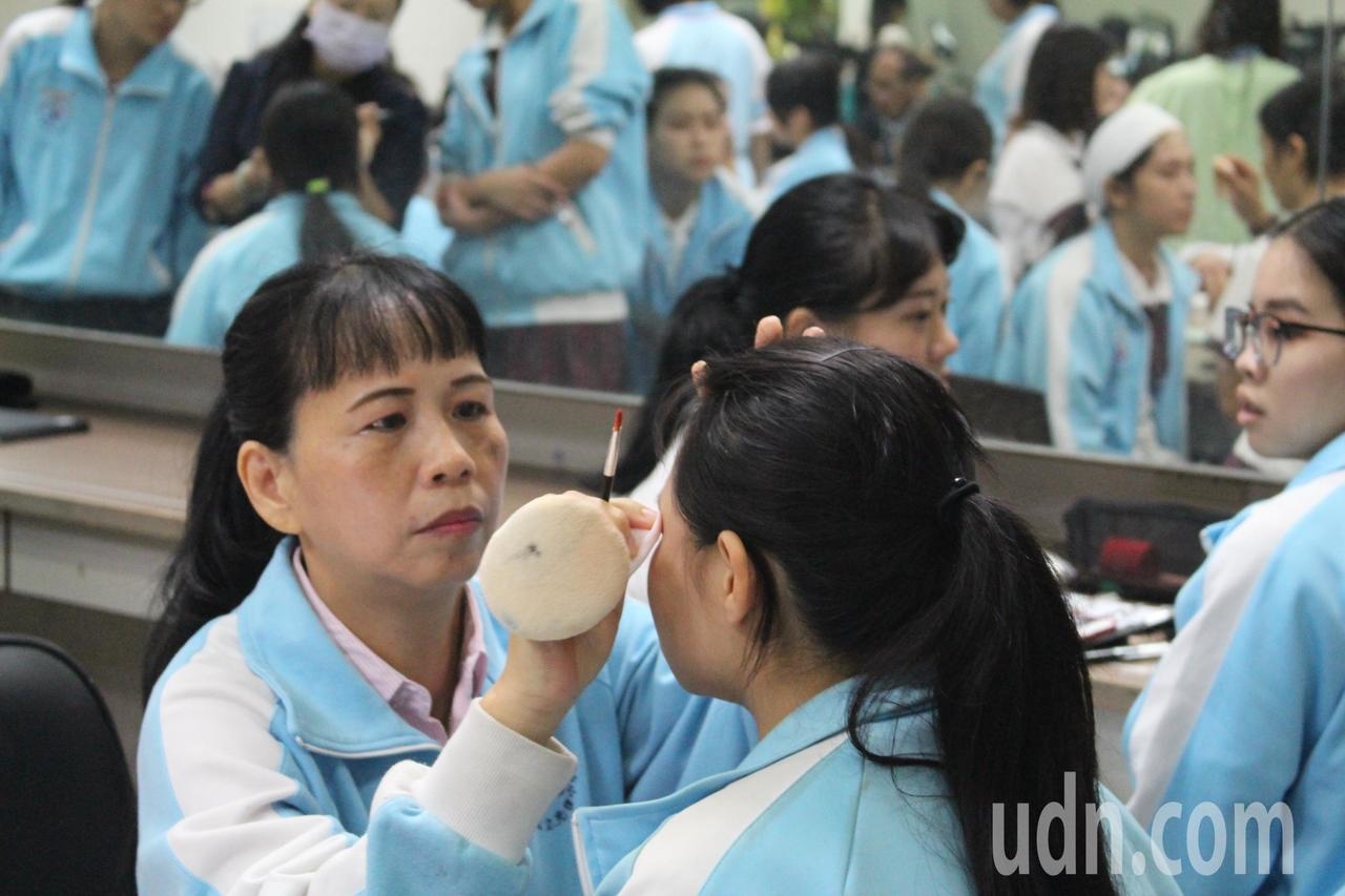 54歲單親媽媽袁湘雲努力向學，苦讀拿到高中學歷，並考取美容乙級執照。圖／記者張雅婷攝影
