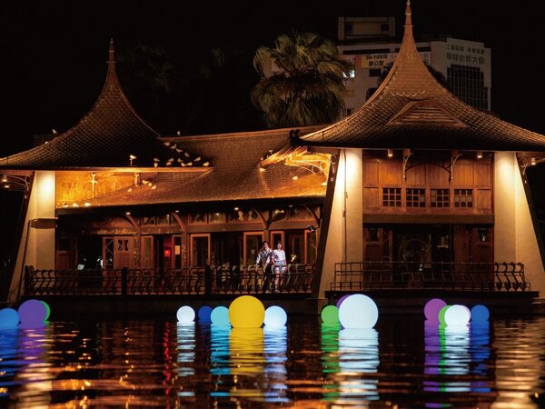 台中市舉辦2020台灣燈會，今起在台中公園舉辦暖身活動，以多色彩球打造光影遊樂園，搭配典雅的湖心亭，適合拍照打卡。圖／台中市新聞局提供