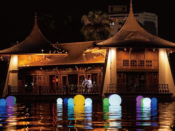 台中市舉辦2020台灣燈會，今起在台中公園舉辦暖身活動，以多色彩球打造光影遊樂園，搭配典雅的湖心亭，適合拍照打卡。圖／台中市新聞局提供