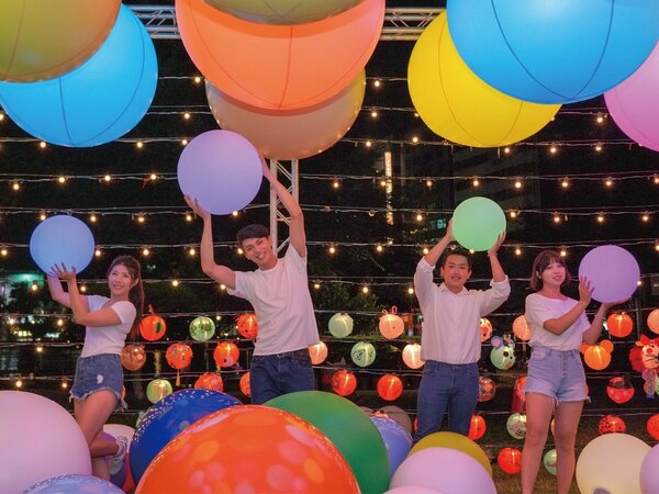 台中市舉辦2020台灣燈會，今起在台中公園舉辦暖身活動，以多色彩球打造光影遊樂園，搭配典雅的湖心亭，適合拍照打卡。圖／台中市新聞局提供