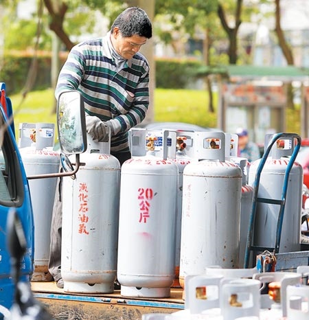 天然氣價從7月以來連5個月降價，桶裝瓦斯也暫不調漲。（本報資料照片）
