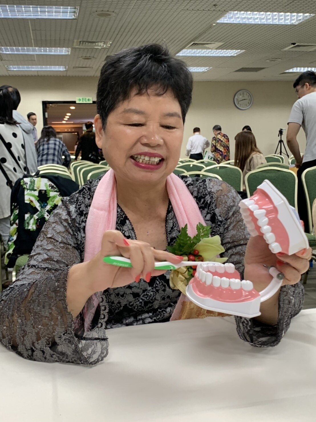 活動式假牙千萬別戴著入睡,根據國際假牙照顧指引指出,此舉會增加吸入性肺炎的風險,與常人相比,增加2.3倍機率。 記者陳雨鑫/攝影