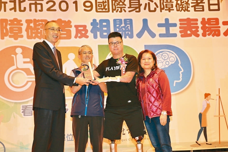 新北副市長謝政達（左）表揚黃博煒（右二），黃的父母同台受獎。 記者施鴻基／攝影