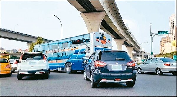 國道一號林口A交流道北上閘道，桃園市交通局計畫裝設科技執法設備，專抓違規。 圖／桃園市交通局提供