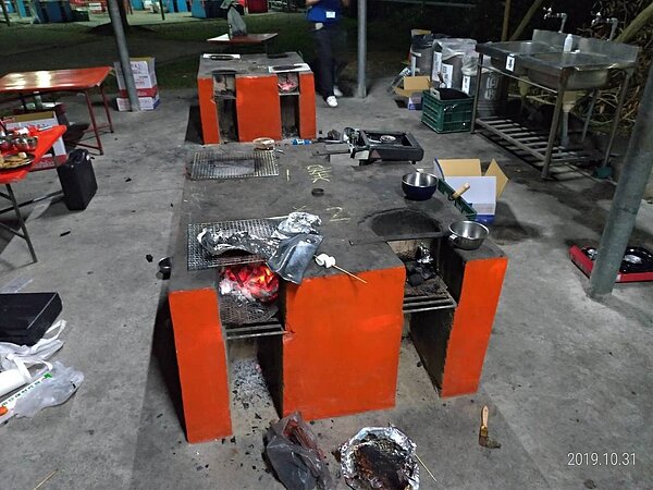 台中曉明女中有11名女學生在台南野炊不慎燒燙傷,現場一片狼藉。記者邵心杰/翻攝