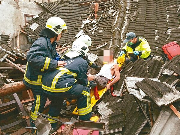 宜蘭市和睦路一處老舊三合院，昨天近午時屋頂塌陷，一名入內要上大號的街友被壓傷。 圖／宜蘭縣消防局提供