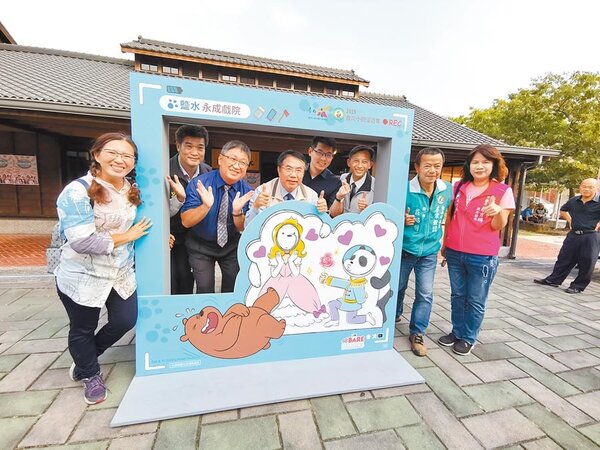 台南市長黃偉哲（左四）邀大家到鹽水、後壁觀光，與「We Bare Bears熊熊遇見你」主角大大、胖達、阿極合照打卡還可以抽好禮。（劉秀芬攝）