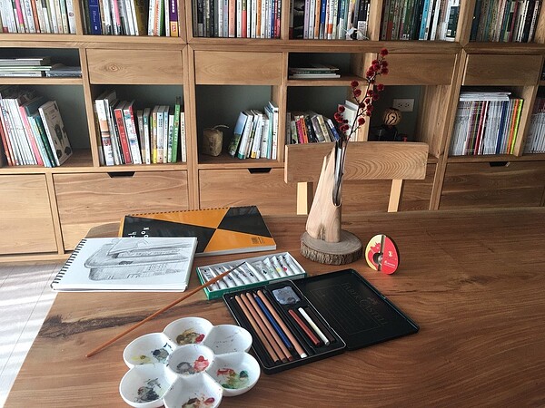 作家劉克襄有浪漫的巧思,他說書架若過於雜亂,閱讀和寫作都會受到影響,會有一個空間整齊清潔,讓精神轉換。圖/台中市立圖書館提供