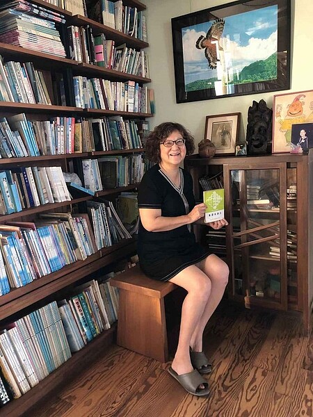 小魯文化總監沙永玲,自幼喪母,父代母職,幼時爸爸每天晚上說故事,種下了小小書房的種子,隨著工作編輯和閱讀的書多元化,也越來越多,從「小小書房到大大書房」。