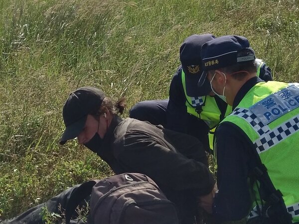 1日下午2時許,華航CAL028台北飛往帛琉航機還在滑行時,一名外籍人士從航太方向草叢區衝入R1滑行道,闖入該班機主起落架。圖/機場作業人員提供