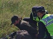 宛如動作電影　外籍男子衝進跑道攀上華航飛機起降架