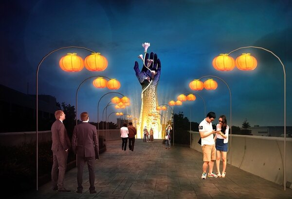 2020台灣燈會在台中，客家主題燈區「漫遊客家庄」主燈「手護客家」，以「竹編」打造花燈主體，結合科技燈光律動，呈現傳統客家女性沾滿藍染痕跡的雙手。圖／台中市政府提供
