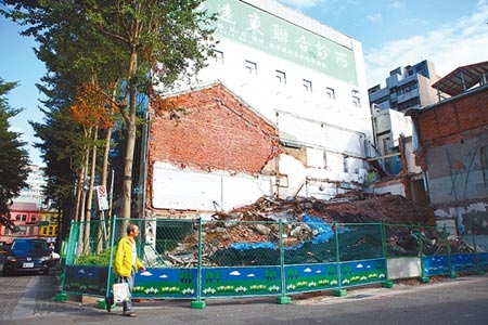 台北市永綏街上的「朝風咖啡」舊建築原是列冊文資建物，剛遭解除列管就被拆除，引起文史團體不滿。圖／記者張立勳攝影