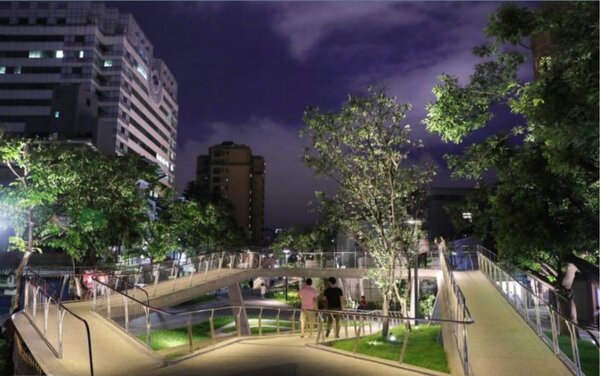 「星橋綠坡」因為星空光橋搭配燈光投射，在夜景中閃閃動人的畫面，成為許多情侶浪漫約會的地點。圖／台北捷運公司提供