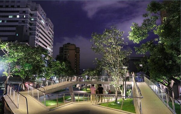 「星橋綠坡」因為星空光橋搭配燈光投射,在夜景中閃閃動人的畫面,成為許多情侶浪漫約會的地點。圖/台北捷運公司提供