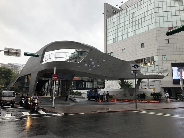 中山站4號出口改造後,外觀以清水混凝土作為素材,採不規則曲線設計,充滿設計感,一亮相就引來不少民眾打卡拍照。圖/台北捷運公司提供