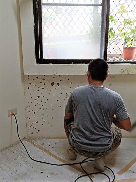 南區修繕案志工隊進行漏水改善工程。圖/台中市勞工局提供