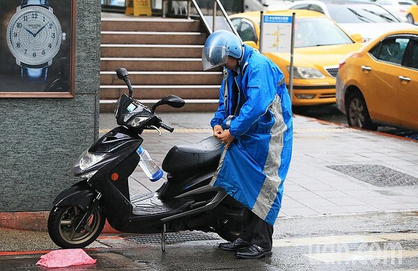 中央氣象局說,今天東北風持續影響,大台北、基隆北海岸以及宜蘭地區雲量仍偏多偶為陰天並有短暫雨,花東地區也是多雲偶有局部短暫雨。本報資料照片
