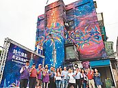 萬華自力社區整容　彩繪牆17米高