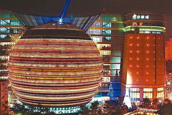 京華城將改建商辦,每坪至少150萬元起跳,行情直逼信義計畫區水準。 圖/聯合報系資料庫