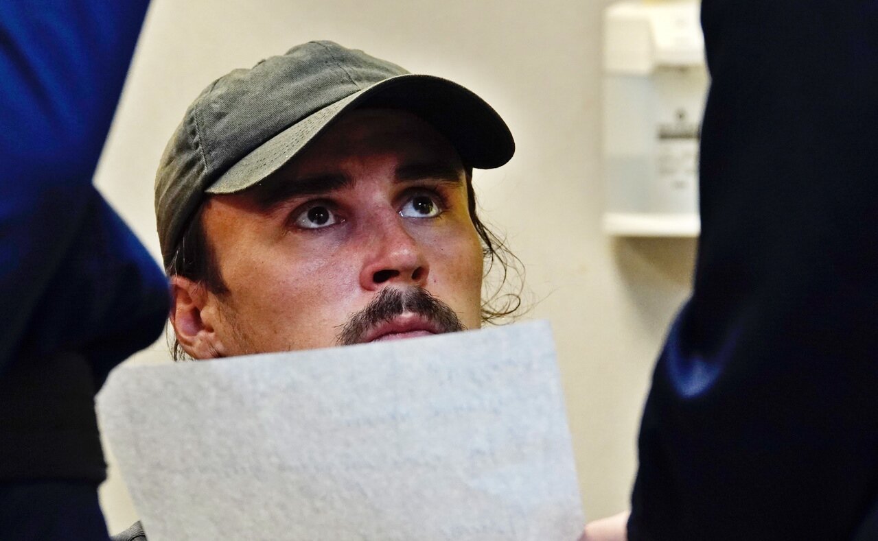 一名身份不明的外籍男子闖入桃園機場攀爬華航班機起落架,由桃機航務處人員及航警逮捕。聯合報系資料照片/記者鄭超文攝影