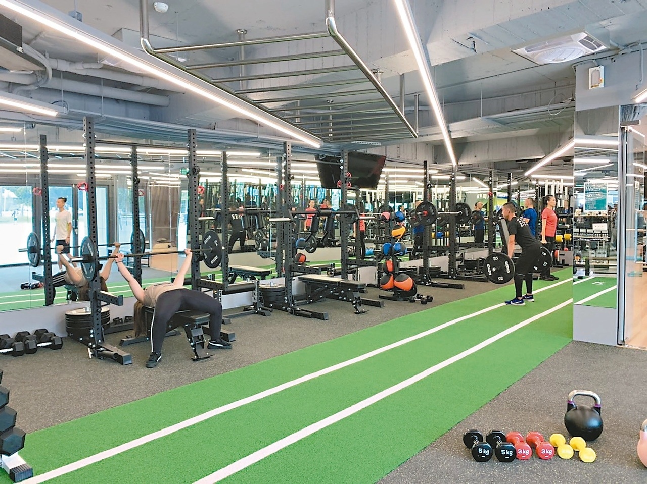 板橋體育場內的「森林跑站板橋館」，結合健康輕食與體適能課程，是新北市第一家複合式馬拉松跑者運動會館。 記者張曼蘋／攝影
