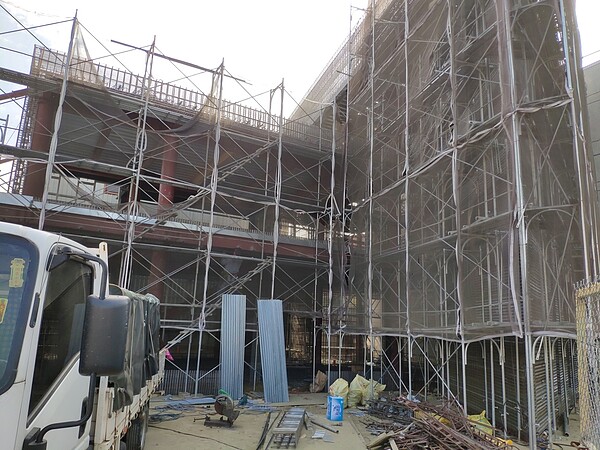目前工地趕工情形,將是兩層樓鋼骨建築。記者謝進盛/攝影