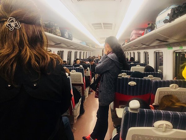 購買新自強號的民眾,若站立位置不當,往往造成購買有座票者的不適。記者曹悅華/攝影