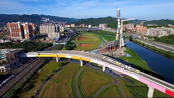 環狀線公共藝術分為二部分,一為全線色彩變化,二為位於四鐵共構的交通樞紐-板橋站。圖/新北市府提供