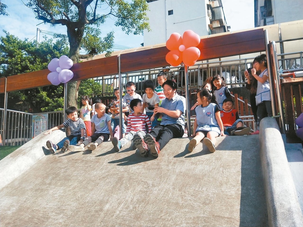 基隆首座校園特色兒童遊戲場，上個月23日在建德幼兒園啟用，復古溜滑梯跳脫傳統罐頭遊具，相當受歡迎。 記者游明煌／攝影