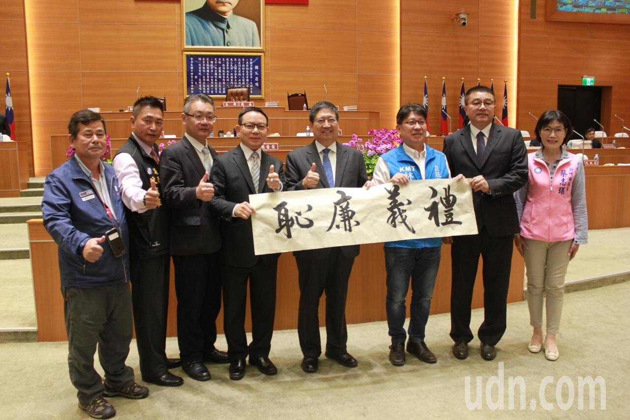 竹縣議員、國民黨立委參選人林思銘今天在議會總質詢中提及,希望新竹縣也能掛牌標語,加強品德教育。記者郭政芬/攝影