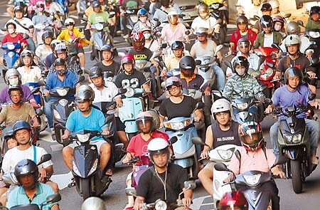 環保署近日公布「機車汰舊換新補助辦法」草案,會分階段、分期程淘汰老舊機車,圖為下班時間車潮。(范揚光攝)