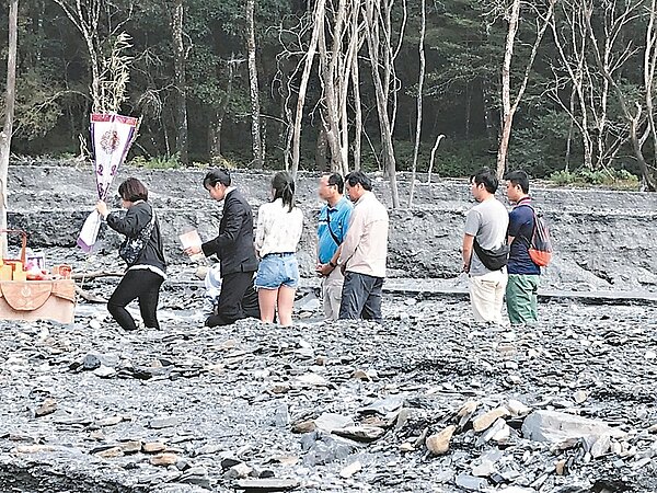 南投縣奧萬大國家森林遊樂區前天發生男童墜橋身亡意外,男童親友昨到事發現場招魂,悲痛不已。 圖/民眾提供