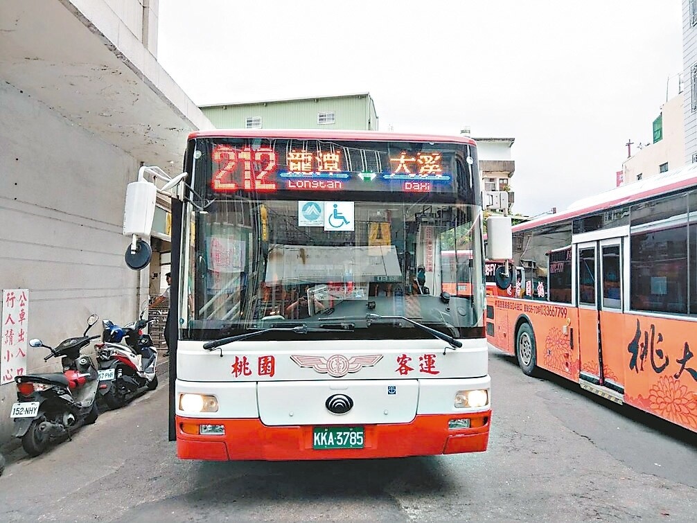 桃園市府交通局新闢212公車路線，試營運3個月因載客數低，業者申請暫時停止營運。 圖／記者張弘昌攝影