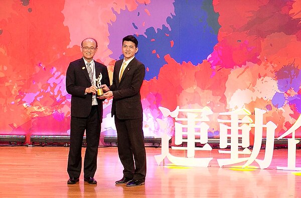 永慶房產集團今日再度獲頒教育部體育署「運動企業認證」！永慶房屋由業管部資深經理謝志傑(右)代表，從教育部次長林騰蛟(左)手中接獲獎盃。圖／永慶房屋提供