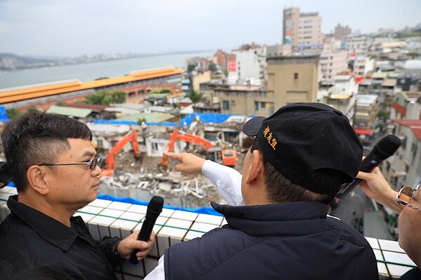 新北市長侯友宜視察東來大廈拆除狀況。圖/新北市政府提供