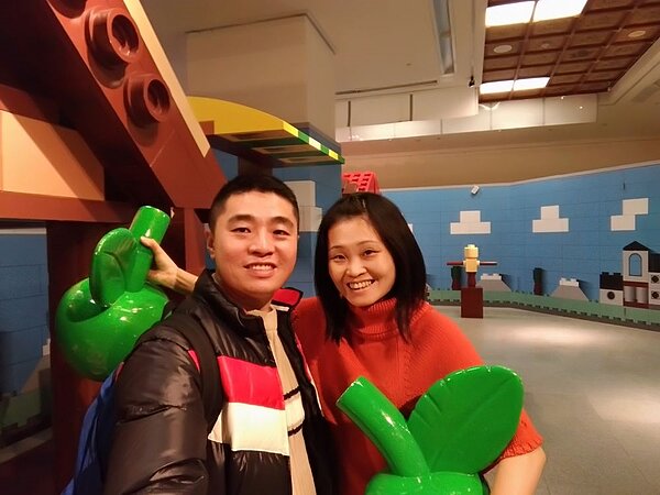 永慶推出業界首創的「彈性工作8小時」制度,讓黃威勵彈性運用時間,與家庭互動更多。圖/黃威勵提供